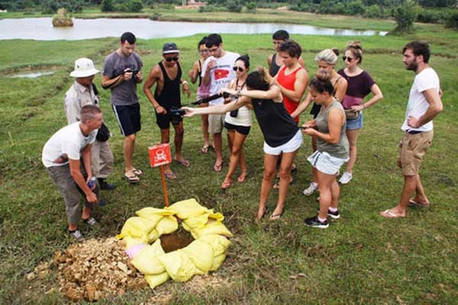 1. Tour du lịch bom mìn: Tour du lịch này được thực hiện tại xã Cam Hiếu, huyện Cam Lộ (Quảng Trị) với sự phối hợp tổ chức giữa Quỹ viện trợ nhân dân Na Uy và Vietnam backpackers hostels (Ký túc xá “tây ba lô” Việt Nam). Quảng Trị là địa phương bị nhiễm bom mìn nặng nề nhất ở Việt Nam. Tour du lịch đặc biệt này mang đến cho du khách cái nhìn chân thực nhất về những tội ác chiến tranh và hậu quả của chúng đối với đất và người Quảng Trị 40 năm sau chiến tranh.