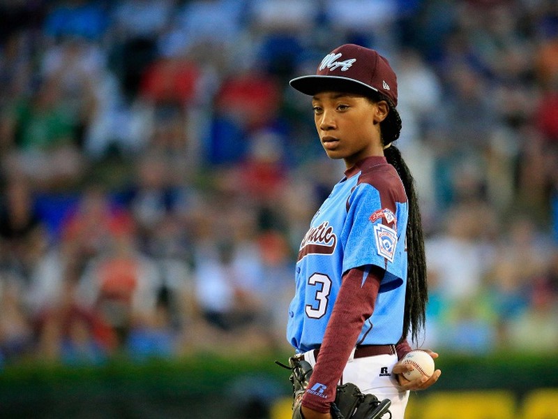 Mone Davis (13 tuổi) hiện đang là cầu thủ bóng chày của đội Philadelphia. Cô là một trong những vận động viên da màu hiếm hoi xuất hiện trên trang bìa tạp chí Sports Illustrated.