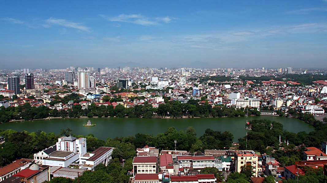 Với sự phát triển nhanh chóng của các khu đô thị, mật độ dân cư ngày một tăng, Hà Nội vẫn may mắn có được hệ thống ao hồ dày đặc giảm phần nào không khí ngột ngạt. Các  hồ ở khu vực nội thành Hà Nội tạo nên ấn tượng về màu xanh đặc biệt khi nhìn từ trên cao. Hồ Gươm nằm ở quận trung tâm Hoàn Kiếm bao quanh là các phố Hàng Khay, Hàng Trống, Lê Thái Tổ, Đinh Tiên Hoàng là thắng cảnh nổi tiếng nhất của Thủ đô.  