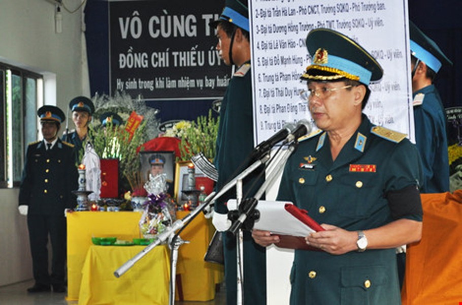 Sáng nay (28/8), tại Nhà tang lễ BV Đa khoa Phú Yên, Trường Sĩ quan không quân thuộc Quân chủng Phòng không-Không quân tổ chức tang lễ, truy điệu  Thiếu úy phi công quân sự Phạm Đức Trung - người đã hy sinh anh dũng trong khi làm nhiệm vụ huấn luyện bay chiến đấu ngày 26-8 tại xã Hòa Thành, huyện Đông Hòa (Phú Yên).