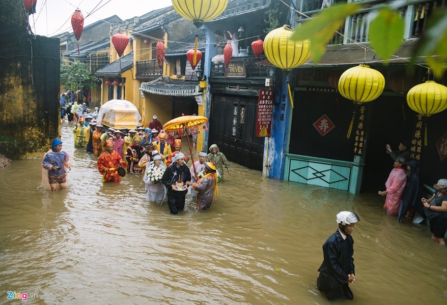 Sáng 15/12, trong khi toàn bộ khu phố cổ Hội An (Quảng Nam) ngập sâu trong nước lũ, một gia đình có tang vẫn phải làm thủ tục đưa người quá cố tới an táng ở nghĩa trang. 