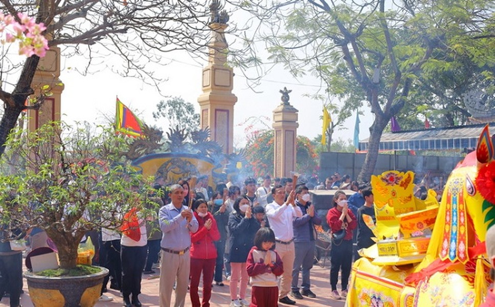 Từ những ngày đầu Xuân năm mới Giáp Thìn, đền ông Hoàng Mười luôn chật kín du khách về chiêm bái, du xuân.  