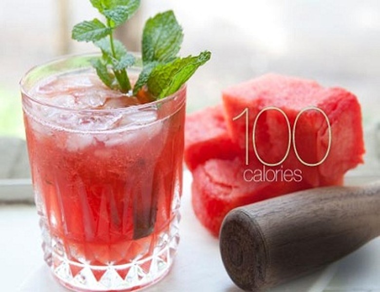 Mojito dưa hấu (100 calo): ép nước dưa hấu cùng ít là bạc hà tươi. Thêm rượu rum và nước lấp lánh cho một mojito ngọt ngào.