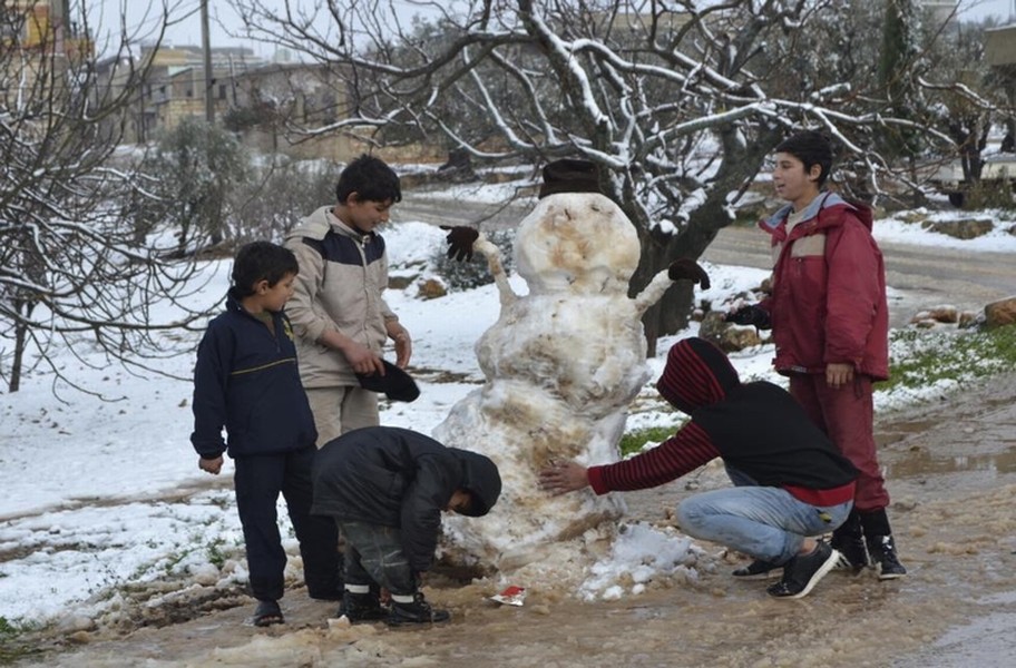 Các cậu bé đang đắp người tuyết ở vùng quê Jabal al-Zawiya thuộc thành phố Idlib,  Syria ngày 7/1/2015.