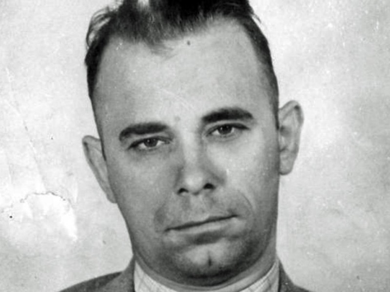 1.John Herbert Dillinger: John Herbert Dillinger là một trong những tên cướp khét tiếng trong thời kỳ suy thoái ở Mỹ. Dillinger tham gia vào hàng chục vụ cướp ngân hàng và thậm chí cả đồn cảnh sát. Ngày 3/3/1934, Dillinger đã bắt một nhân viên nhà tù làm con tin rồi leo lên xe cảnh sát tẩu thoát trong một  vụ vượt ngục khó tin.