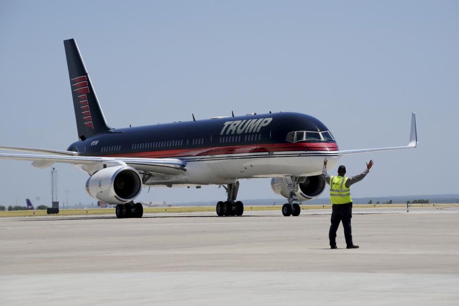 Ứng viên tổng thống Mỹ Donald Trump đến Laredo, Texas, Mỹ ngày 23/7 bằng chiếc máy bay mang tên ông, bắt đầu chuyến đi  thị sát biên giới Mỹ-Mexico.