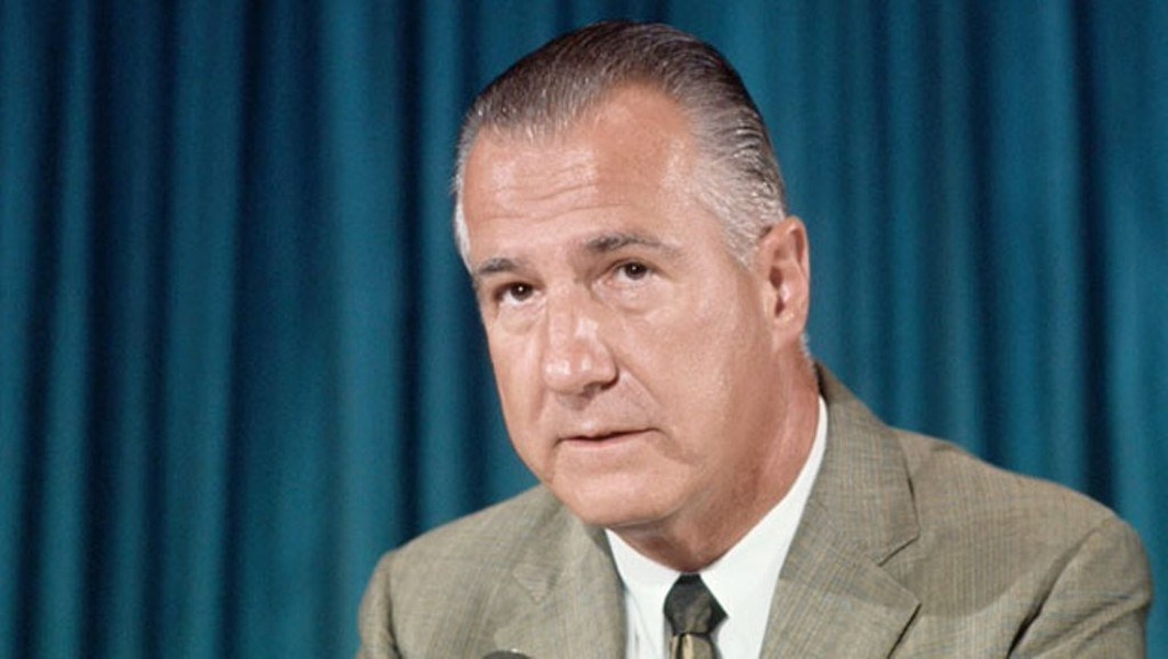 Spiro Agnew: Spiro Agnew là một trong 10 chính trị gia tham ô nhất thế giới. Ông Agnew từng là Phó Tổng thống Mỹ trong khoảng thời gian từ tháng 1/1969 cho tới khi từ chức vào năm 1973 với cáo buộc liên quan đến tham nhũng. Năm 1983, Agnew buộc phải trả cho bang Maryland khoản hối lộ mà ông đã nhận lên tới gần 270 nghìn USD.