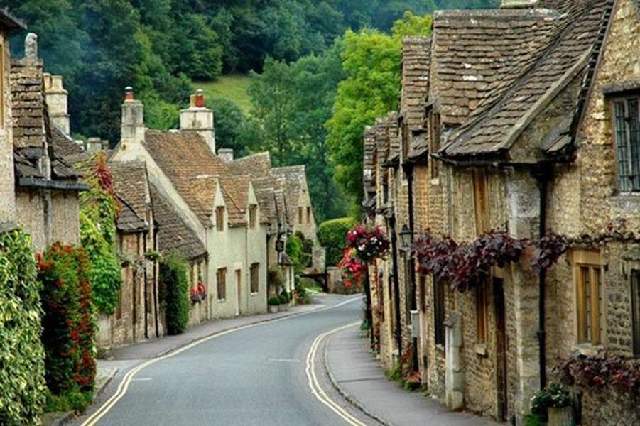 Làng Castle Combe là một trong những  địa danh đẹp mê hồn trên thế giới. Với dân số chỉ khoảng 350 người, Castle Combe được mệnh danh là “ngôi làng đẹp nhất nước Anh”.