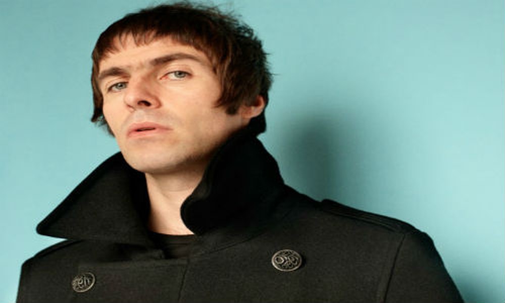 Một trong những ông bố nổi tiếng thế giới có con ngoài giá thú là Liam Gallagher (42 tuổi). Trong gần hai thập kỷ, Liam là thủ lĩnh ban nhạc rock nổi tiếng Oasis và là một trong những rocker người Anh nổi tiếng nhất mọi thời đại. Sau này, Liam có quan hệ ngoài luồng với nữ nhà báo Liza Ghorbani và họ có với nhau một người con. Ghorbani được cho là nhận 5.000 USD mỗi tháng tiền chu cấp nuôi con từ Liam.