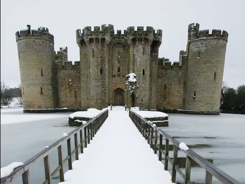 Lâu đài Bodiam ở Sussex (Anh) được một hiệp sĩ của Quốc vương Edward III, người định sử dụng nó làm trang viên kiên cố cho gia đình, xây dựng vào năm 1385. Sau khi dòng họ này không còn ai, lâu đài được đổi chủ vài lần cho tới khi nó bị bỏ hoang vào thế kỷ thứ 17. Mãi đến năm 1925, Bodiam mới được sửa chữa. Ngày nay,  lâu đài bỏ hoang này lại trở thành một điểm thu hút khách du lịch. (Nguồn ảnh: Business Insider)