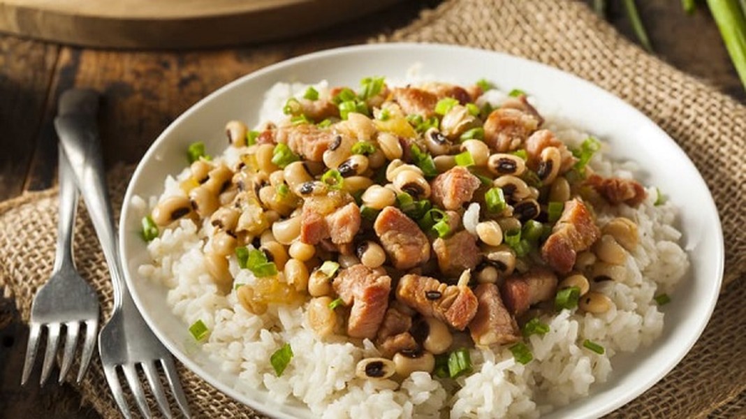 Hoppin 'John là món ăn truyền thống ở miền Nam nước Mỹ với thành phần chính là đậu trắng (đậu mắt cua) và gạo.