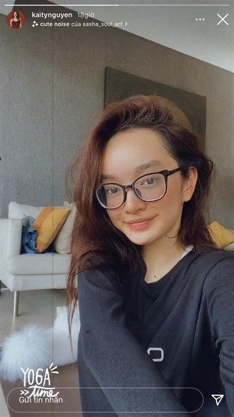 Mới đây trên story Instagram,  Kaity Nguyễn khiến nhiều fan suýt không nhận ra khi tự tin show mặt mộc nhợt nhạt, đeo kính cận, mái tóc rối bời.