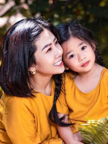 Gần 3 năm sau ngày mẹ ra đi, Lavie - con gái của cố diễn viên Mai Phương sống dưới sự bảo bọc và chăm sóc chu đáo của cô bảo mẫu.