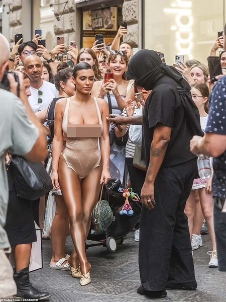  Kanye West và vợ mới Bianca Censori đã gây náo loạn cả khu phố đông khách du lịch Via dei Calzaiuoli ở Florence, Italy khi đến đây mua sắm. (Ảnh: Backgrid)