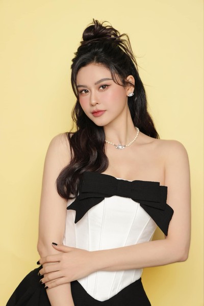  Trương Quỳnh Anh được nhận xét là người đẹp đa tài của showbiz Việt khi hoạt động trong vai trò ca sĩ, diễn viên lẫn MC.