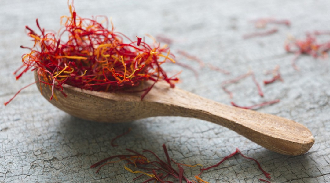 Saffron, hay nhụy hoa nghệ tây, là một trong những loại gia vị đắt nhất thế giới. Nó không chỉ được sử dụng để tạo màu và hương vị cho món ăn mà còn được xem là “vàng đỏ” trong y học cổ truyền. Người ta thường pha vài sợi nhụy hoa nghệ tây với nước ấm, hoặc pha với đường và chút bột măng tây uống hàng đêm vì cho rằng loại đồ uống này có thể cải thiện chất lượng tình dục, tăng số lượng tinh trùng ở nam giới. Đây là  bí quyết "phòng the" của vua chúa, người dân hay người giàu từ thời xưa. Ảnh: Vietnamnet