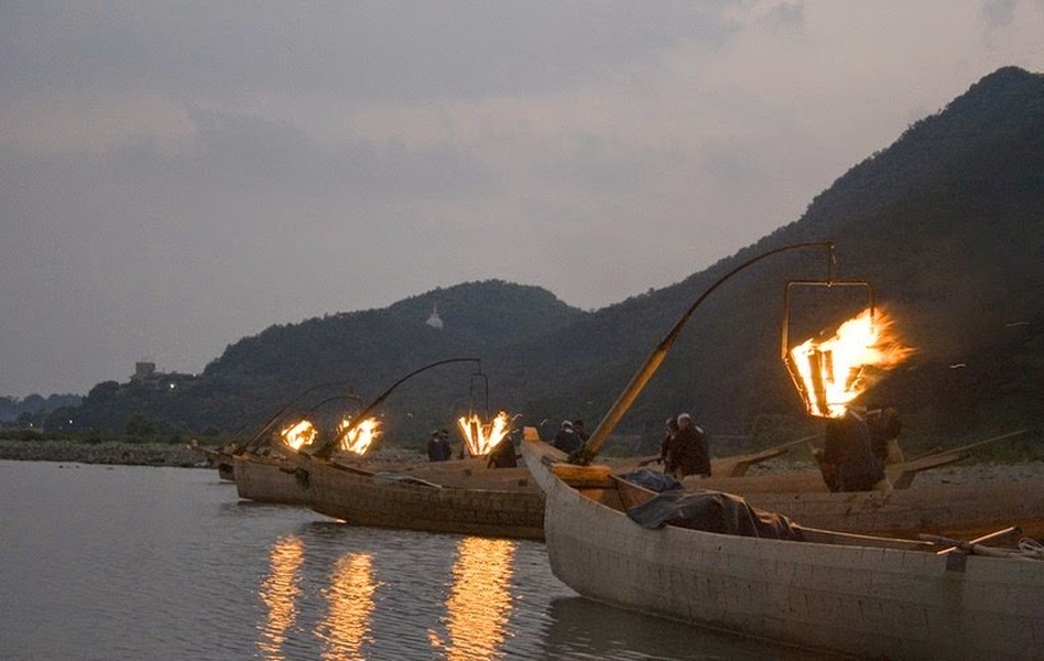 Đây là những hình ảnh thường thấy trên sông Nagara (tình Gifu, Nhật Bản) vào những lúc chạng vạng mỗi ngày.