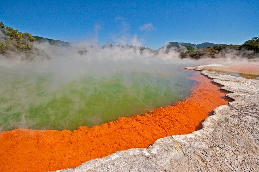 Hồ Sâm banh (Champagne Pool) thực chất là một dòng suối nước nóng nằm trong khu vực địa nhiệt Waiotapu trên đảo Bắc của New Zealand.