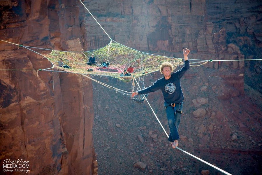 Moab Monkeys là một nhóm chuyên thực hiện những pha mạo hiểm thót tim như đi thăng bằng trên dây, leo núi, nhảy dù và làm phim. Nhóm cũng được khá nhiều người biết đến. Họ đã thực hiện các pha nguy hiểm của ở những nơi đầy thử thách như Rio và dãy núi Alps của Áo.