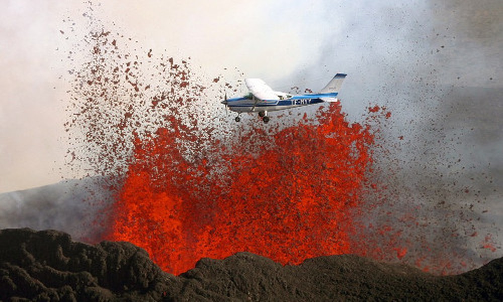 Phi công lái máy bay bay qua ngọn núi lửa đang phun dung nham đỏ rực lên bầu trời ở Holuhraun, Iceland.