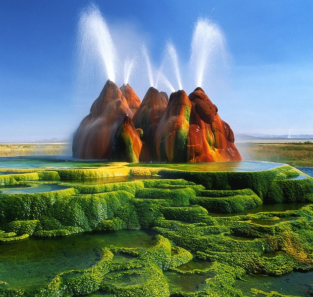 Một trong những  danh thắng đẹp đến khó tin là mạch nước phun nhân tạo Fly Geyser (Nevada, Mỹ). Đây là điểm du lịch nổi tiếng của Mỹ với vẻ đẹp huyền bí, kỳ lạ và màu sắc vô cùng độc đáo.