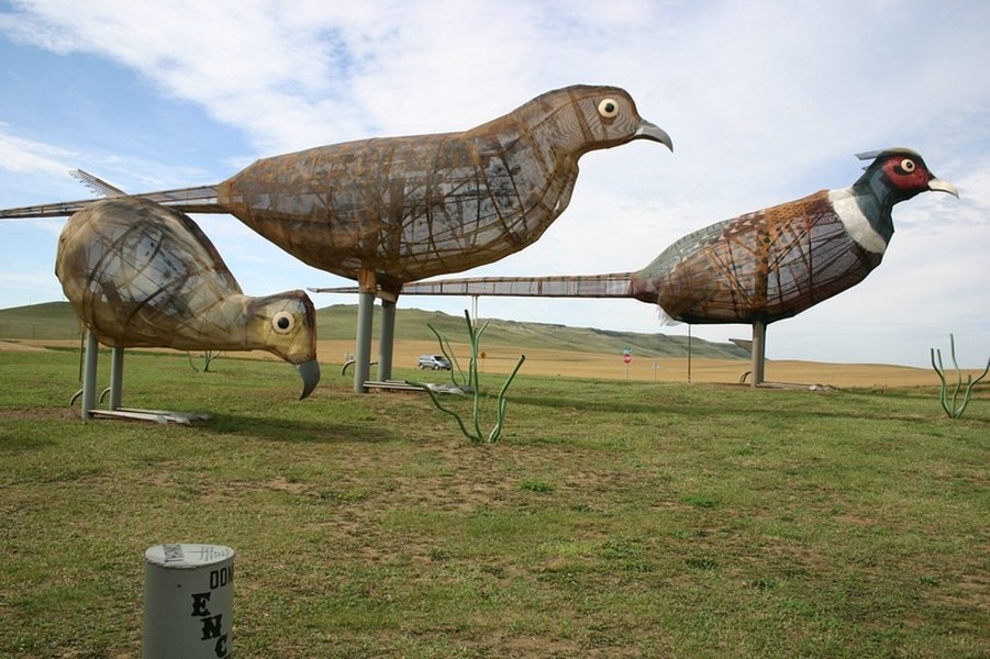 Enchanted Highway là một xa lộ ở phía tây nam tiểu bang Bắc Dakota (Mỹ). Đây là một con  đường cao tốc hết sức độc đáo bởi nó sở hữu một bộ sưu tập các tác phẩm điêu khắc kim loại làm từ phế liệu tái hiện lại thế giới động vật vô cùng sống động cùng nhiều chủ đề khác.