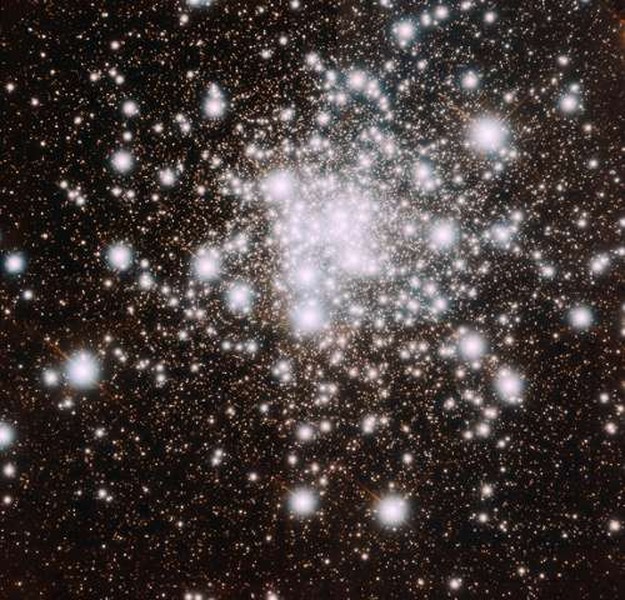  Q uần tinh cầu này chính là NGC 6624, ước tính từ 11,5 đến 12,5 tỷ năm tuổi và có thể đã hình thành ngay giai đoạn vũ trụ thưở sơ khai. Bằng cách sử dụng công nghệ kính thiên văn Gemini Multi-liên hợp quang học có độ phân giải cực cao, một nhóm các nhà khoa học đã chụp được ảnh cận cảnh phần trung tâm của quần thể sao này.