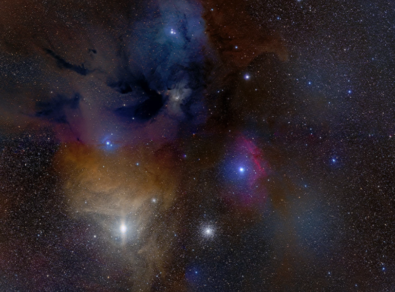 Đám mây đa sắc này là đám mây phức hợp tinh thể Rho Ophiuchi có màu sắc đa dạng, mê hoặc, cách Trái đất 460 năm ánh sáng trong chòm sao Ophiuchus. Nó là một phần của một vườm ươm sao được cho là gần nhất với Hệ Mặt trời, nổi bật với các quầng mây đa sắc quy tụ độc đáo. Nguồn ảnh: Space.