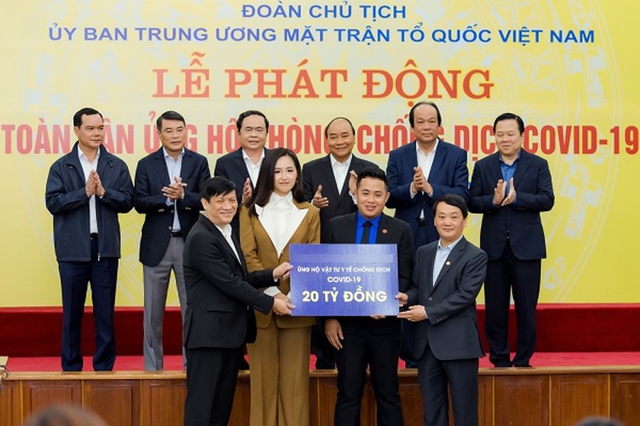  Hoa hậu Mai Phương Thuý vừa có chuyến bay đến Hà Nội để gặp gỡ các quan chức cấp cao và Thủ tướng trong họp báo phát động toàn dân chống Covid-19. Cô đại diện một công ty mình làm đại sứ ủng hộ 20 tỷ đồng cho nước nhà, góp phần cho công tác phòng chống đai dịch.