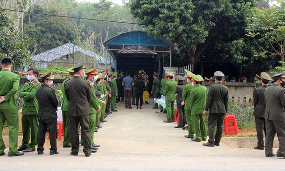 Ngày 23/3, Công an tỉnh Nghệ An, gia đình đại úy Sầm Quốc Nghĩa đã làm lễ tang theo phong tục địa phương tại tư gia ở xã Châu Thắng, huyện Quỳ Châu (Nghệ An). Từ sớm đông đảo Công an tỉnh Nghệ An, Công an huyện Quế Phong cùng bạn bè, đồng nghiệp đã có mặt tại nhà của  đại úy Sầm Quốc Nghĩa để tham dự lễ tang