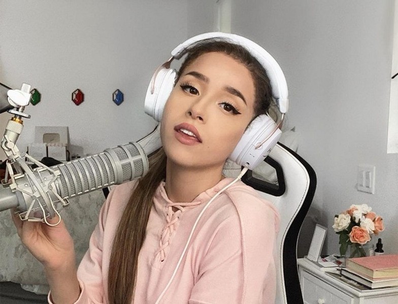 Imane Anys, hay còn được cộng đồng eSports biết đến với tên Pokimane, là một game thủ, streamer người Canada gốc Maroc. Cô trở nên nổi tiếng hơn với các livestreams trải nghiệm game Liên Minh Huyền Thoại (LMHT) và Fortnite.