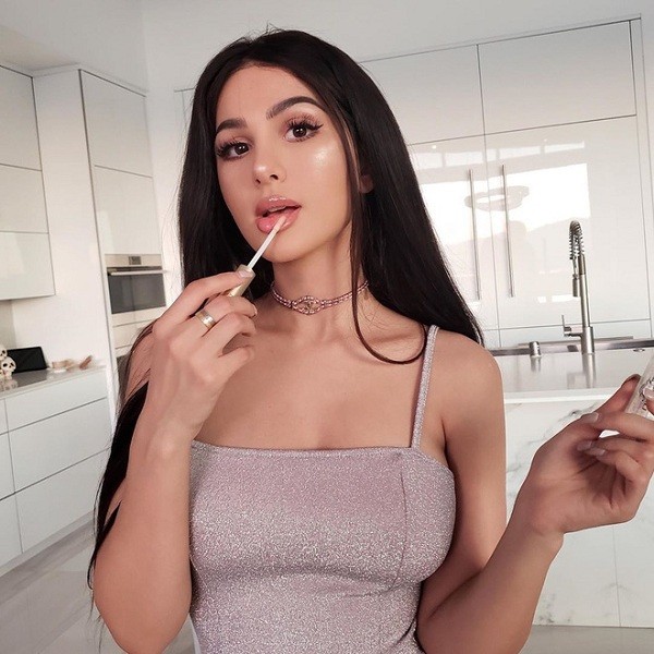 SSSniperWolf, còn được biết đến với tên Alia Marie “Lia” Shelesh, là một trong những streamer thành công nhất trên nền tảng livestream Twitch.