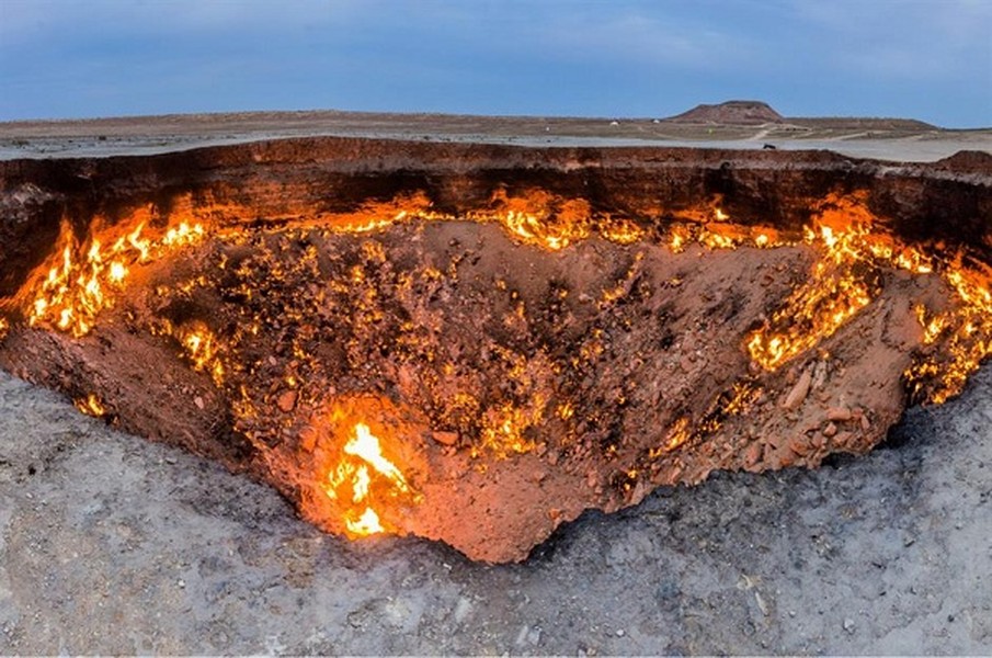 Mỏ khí Darvaza ở Turkmenistan còn được biết đến là "Cánh cổng Địa ngục" lúc nào cũng cháy đỏ rực trông thật đáng sợ. Mỏ khí này sâu ít nhất 20 mét và vẫn bốc cháy từ những năm 1970.