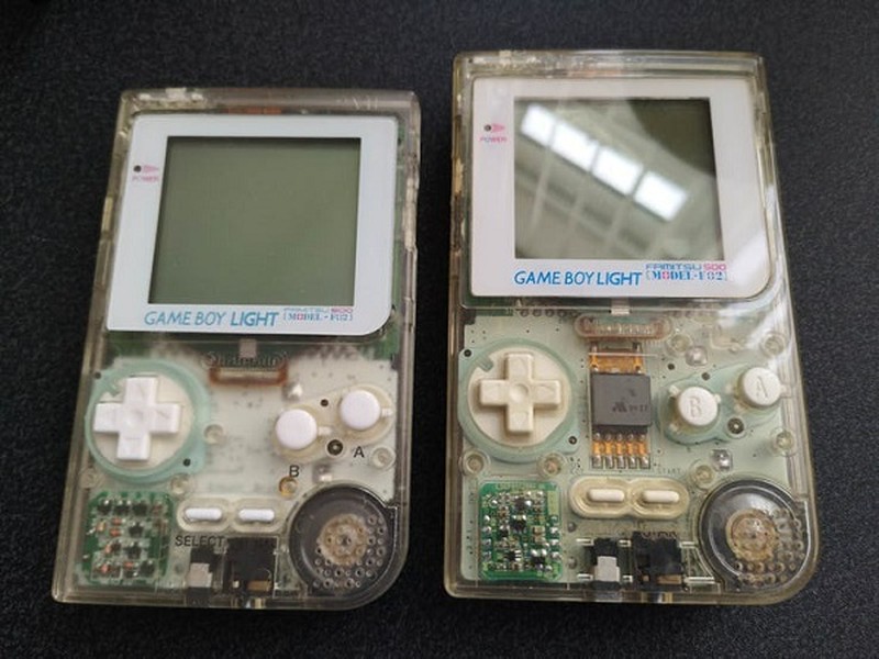 Game Boy Light là một trong những  chiếc máy chơi game hiếm nhất thế giới, chỉ có 5500 máy được sản xuất ở Nhật. Với thiết kế vỏ nhựa trong suốt độc đáo, đèn nền cho phép người chơi sử dụng máy ở độ sáng thấp, hiện nó được bán với giá 250 USD (khoảng 5,8 triệu đồng)..