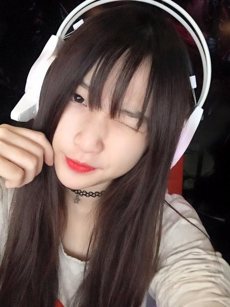 Vốn nổi tiếng với vai trò streamer tựa game Liên Minh Huyền Thoại, cô nàng sinh năm 1996 - Huỳnh Nhật Hoa (Xuka) khiến các nam game thủ ''say như điếu đổ'' với nhan sắc xinh đẹp cùng khả năng chơi game/bình luận hết sức tự nhiên và vui vẻ.