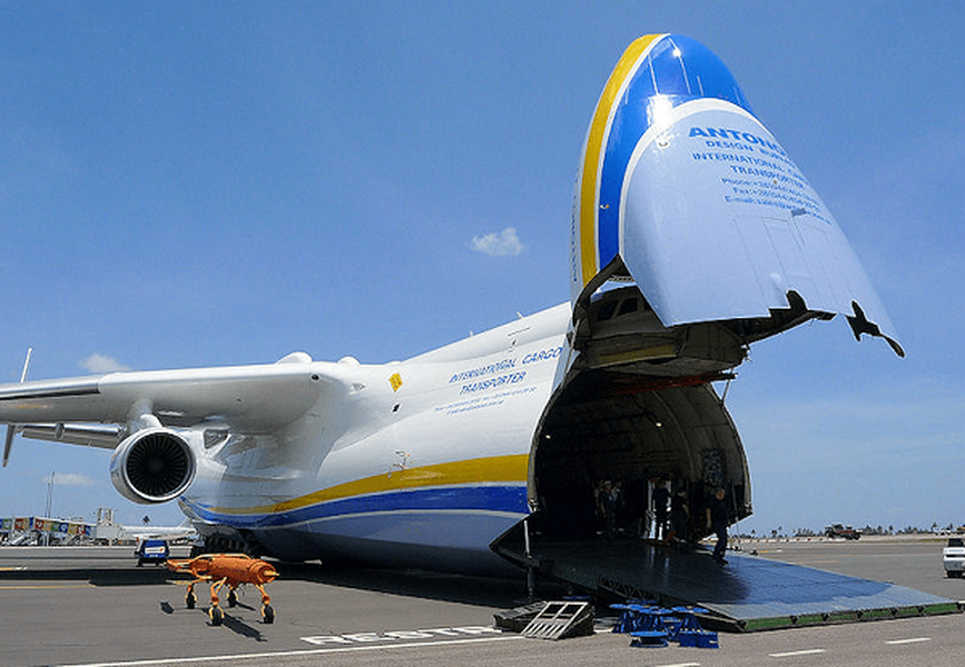 Chiếc máy bay sáu động cơ Antonov AN-225 lớn nhất thế giới không dùng để chở người, mà nó chở hàng hóa.  Cỗ máy khổng lồ này được thiết kế vào những năm 1980 để vận chuyển các con tàu vũ trụ của Liên Xô, từng vận chuyển món hàng lớn nhất là một ống dẫn dầu khí nặng 247 tấn.