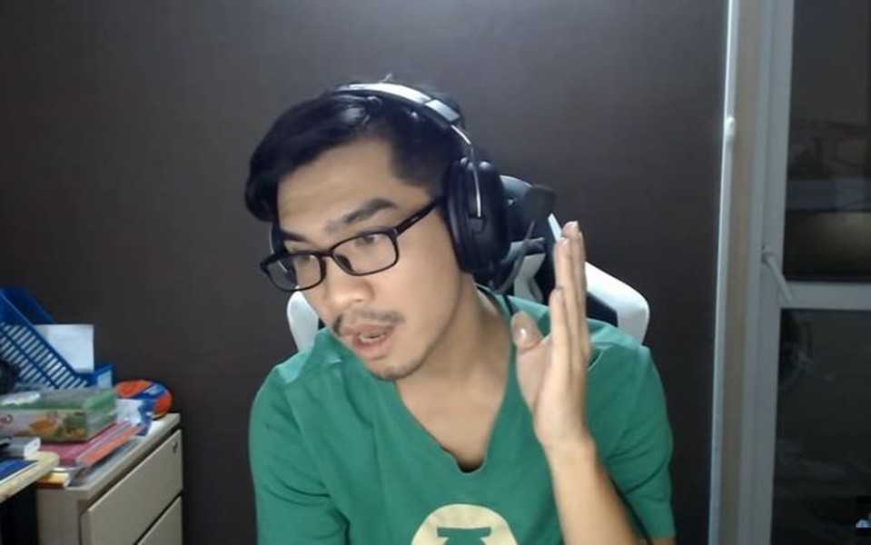 PewPew tên thật là Hoàng Văn Khoa, sinh năm 1991, trước đây anh chàng này là một  streamer nổi tiếng Việt Nam với hàng triệu subcribers trên kênh Youtube cá nhân.