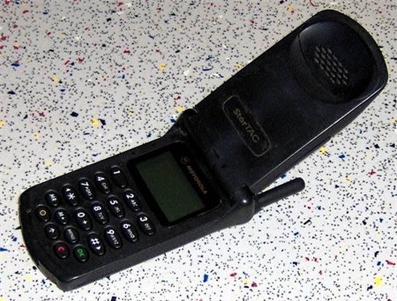 Motorola ra mắt chiếc điện thoại Startac nắp gập "huyền thoại' vào năm 1996, với khối lượng đủ nhẹ và giá tiền đủ mềm để trở nên phổ biến hơn. Sản phẩm có khối lượng 88g và giá bán 1.000USD, cho phép lưu danh bạ 99 số và pin sử dụng trong 4 giờ. Chính sự ra đời của StarTAC đã góp phần giúp cho điện thoại di động được biết đến nhiều hơn và phổ biến hơn, do vậy thật không quá khi nói rằng đây là một trong những chiếc điện thoại đã làm thay đổi thế giới.