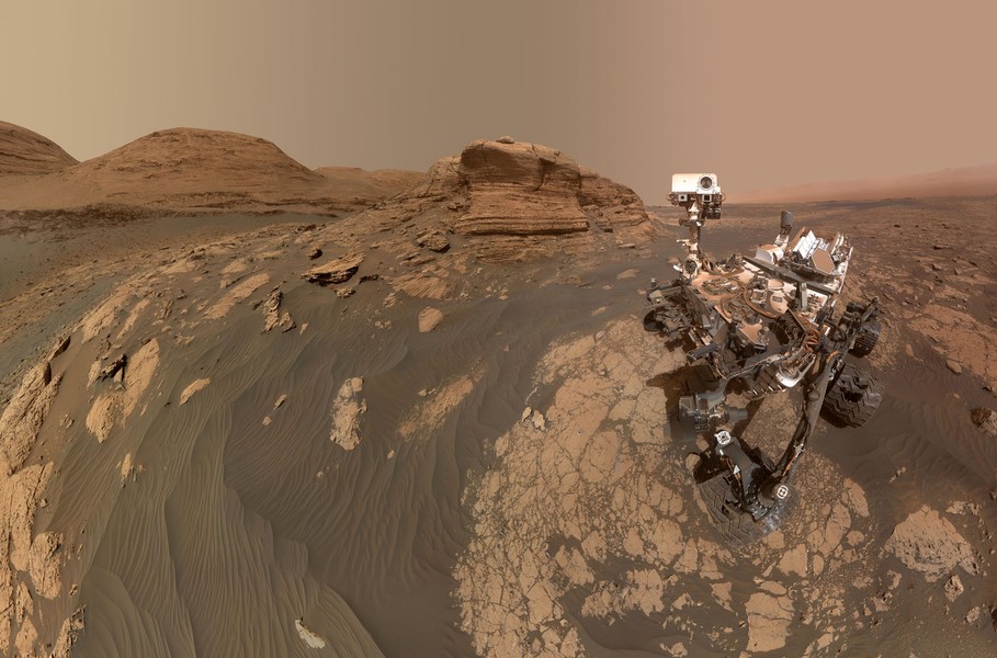 Tàu thám hiểm Curiosity đã thực hiện một số khám phá sâu sắc trong thời gian đó, bao gồm bằng chứng cho thấy miệng núi lửa từng là một đáy hồ khổng lồ và phát hiện nhiều khí mê-tan.