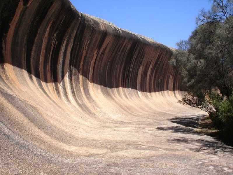 Wave Rock,  kỳ quan thiên nhiên trông giống như do con người tạo ra, được hình thành cách đây khoảng 2,7 tỷ năm. Nó cao gần 14 mét và dài 109, vách đá granit nhẵn này trông giống như một cơn sóng biển khổng lồ sắp vỡ tan. Nguồn: Frdik Bulow/Wikimedia Commons/CC BY-SA 3.0.