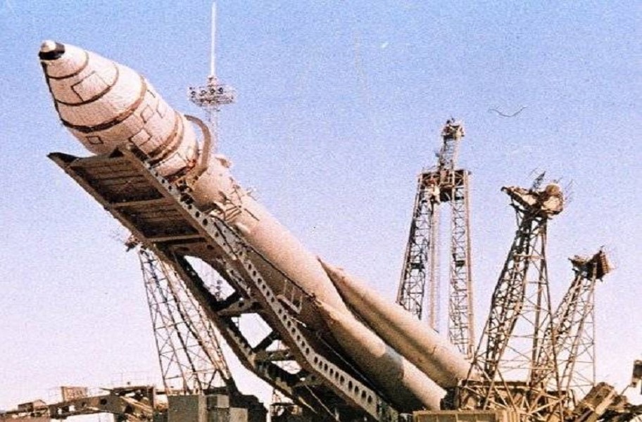 Vostok 1 (1961) là tàu vũ trụ của Liên Xô, được điều khiển bởi Yuri Gagarin, lần đầu tiên đưa con người bay vào vũ trụ.