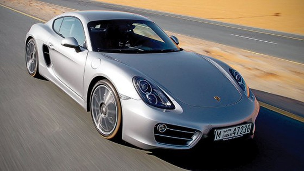 1. Porsche Cayman S: là một trong những sản phẩm tuyệt nhất của hãng Porsche. Dù không nằm trong hàng ngũ những chiếc xe nhanh nhất, đắt nhất nhưng Porsche vẫn chinh phục phần lớn thị trường Ấn Độ bởi nó đã mang lại trải nghiệm hoàn hảo cho khách hàng.