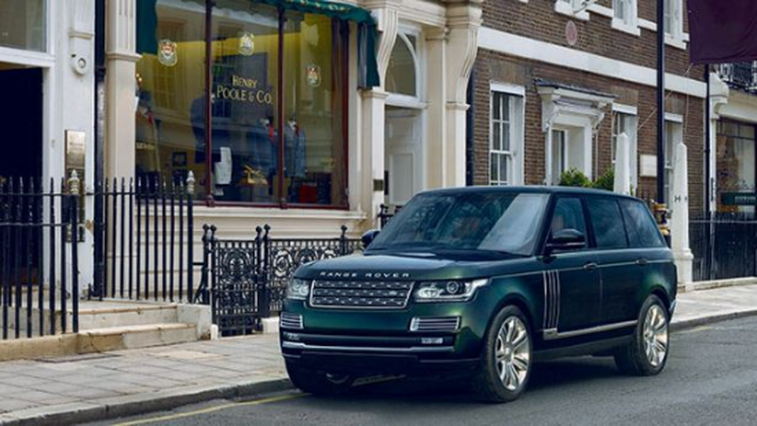 Range Rover Long-Wheelbase có mức giá khởi điểm đắt hơn nhiều so với xế độ Range Rover LWB V8 tăng áp và H&amp;H Rangie và hiện đang là chiếc xe Range Rover đắt nhất thế giới. So với Lamborghini Huracan, Range Rover nổi bật hơn với bộ cánh màu xanh lá cây cực độc và có chỗ để chân phía sau dài hơn 186 mm.