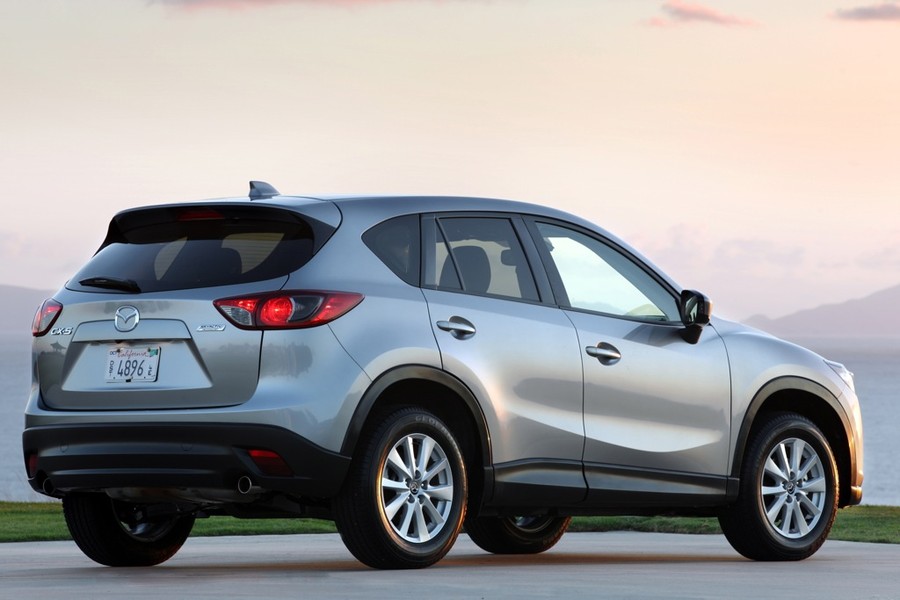 Mazda CX-5. Đây là mẫu xe có kích thước lớn nhất trong top 5 với chiều dài 178,7 inch và rộng 72,4 inch. Xe được tích hợp động cơ 4 xi-lanh SKYACTIV-G 2.0L và 2.5L cùng hộp số tự động 6 cấp. Nhiên liệu tiêu thụ khá hiệu quả với 26 dặm cho mỗi gallon trong thành phố. Xe có giá khởi điểm 21.545 USD.