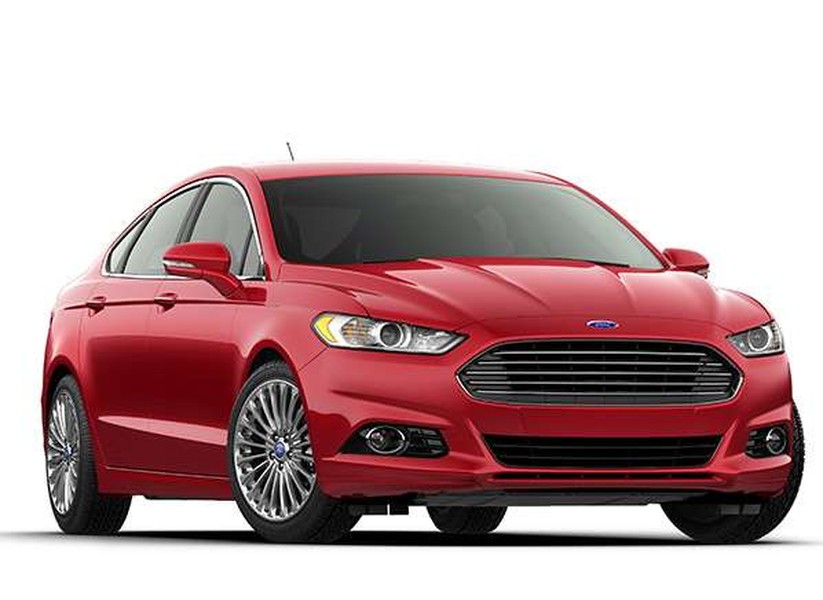 Ford Fusion vận hành nhờ động cơ tăng áp 4 xi-lanh với 2 lựa chọn 1.5L và 2.0L kết hợp hộp số tự động 6 cấp. Nhiều khách hàng đã trải nghiệm và đánh giá mẫu xe này khá chắc chắn, xử lý nhanh nhạy, vận hành êm, bền. Nội thất xe bố trí khá hiện đại với loạt trang bị tiêu chuẩn cùng hệ thống giải trí tuyệt vời. Mẫu xe này hiện được bán với giá 31.156 USD, giảm 2.963 USD.