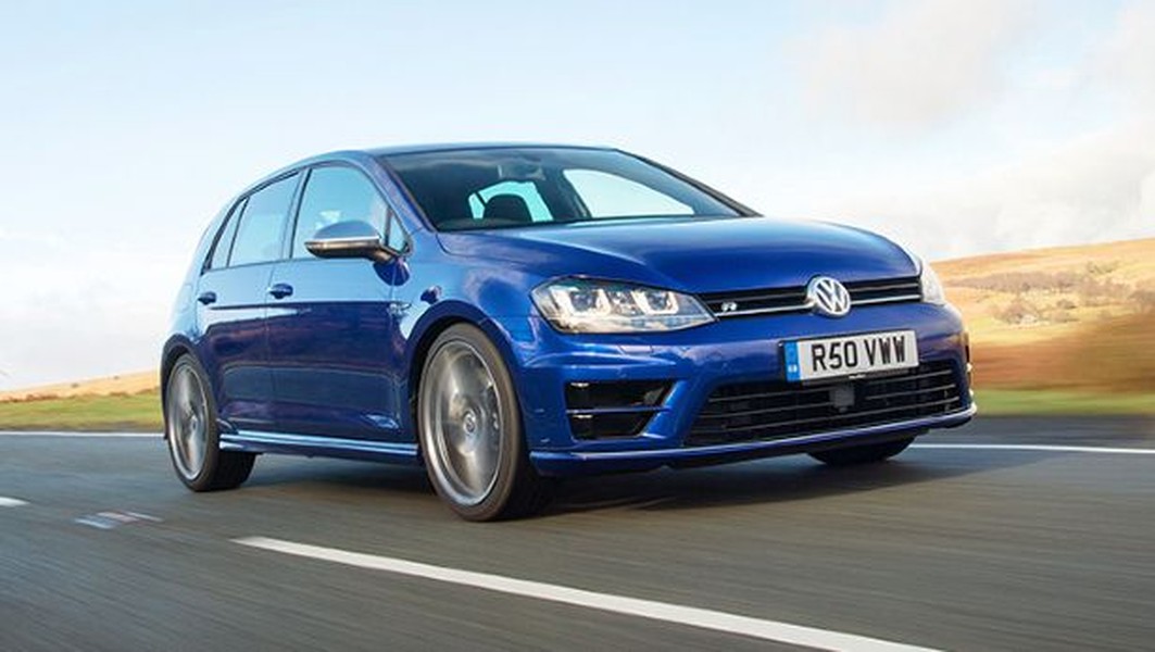    VW Golf R: Với mức giá 29.900 USD và các ưu điểm lớn về mặt kỹ thuật, VW Golf R khiến người dùng cảm thấy thực sự hài lòng. Xe được trang bị động cơ mạnh mẽ cho công suất 297 mã lực, mô-men xoắn cực đại 280 vòng/phút, khả năng tăng tốc 0-99,2 km/h trong vòng 4,9 giây và đạt tốc độ cực đại 250 km/h.