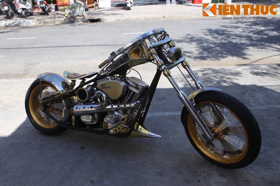  Chopper American mang kiểu dáng chopper đặc trưng phong cách Mỹ trần trụi, bụi bặm và hết sức cá tính. Nó thu hút mọi ánh nhìn vì hầu hết các chi tiết đều được làm bằng đồng lóa mắt.