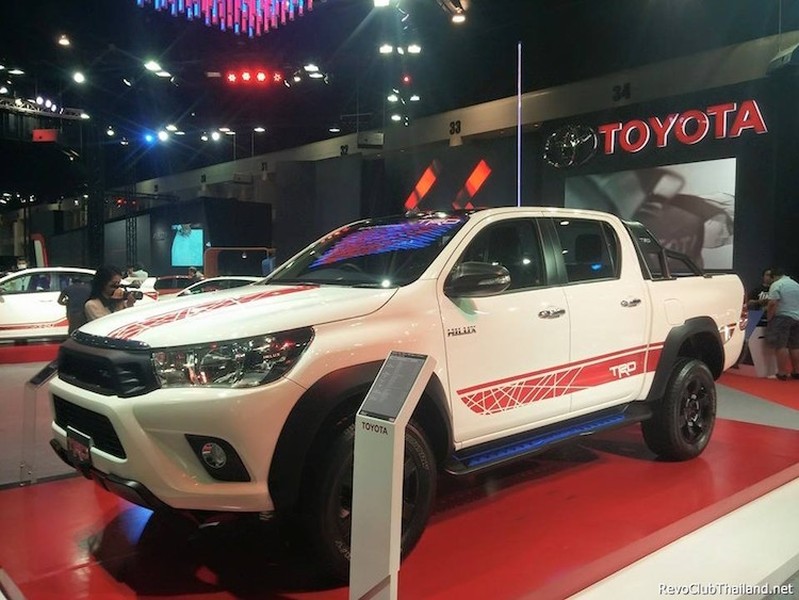 Nhờ có những trang bị hoàn toàn mới, ngoại hình của  phiên bản Hilux TRD này đã có sự khác biệt lớn so với các phiên bản bình thường.