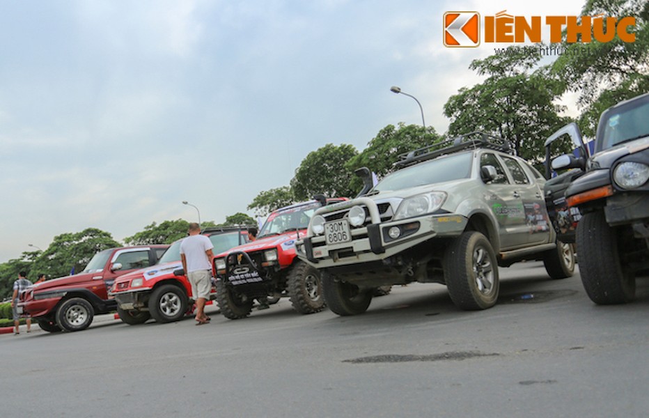 Ngay từ 6h30 sáng, hơn 70 chiếc xe của các thành viên và đội tham gia thi đấu đã tập trung tại SVĐ quốc gia Mỹ Đình.