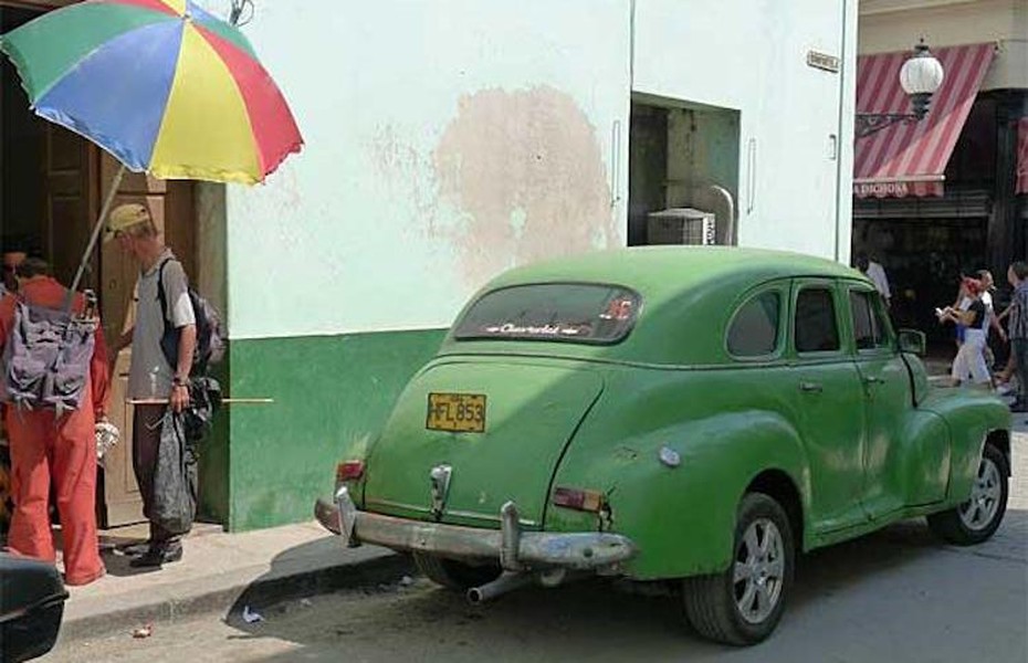 Nếu có dịp ghé thăm Cuba, bạn sẽ có cảm giác như đang "lội ngược dòng thời gian" khi trên  đường phố chỉ toàn những chiếc xe cổ.